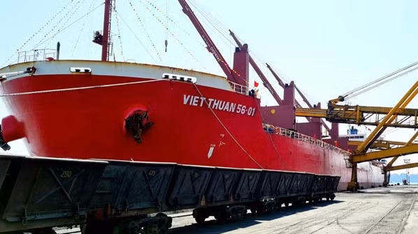 2021辛丑牛年第一天广宁省出口第一吨煤炭 ảnh 1