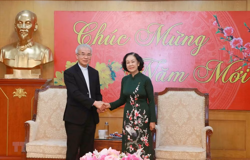 中央民运部部长张氏梅会见越南佛教协会和天主教团结委员会代表团 ảnh 2 中央民运部部长张氏梅会见越南佛教协会和天主教团结委员会代表团 ảnh 2