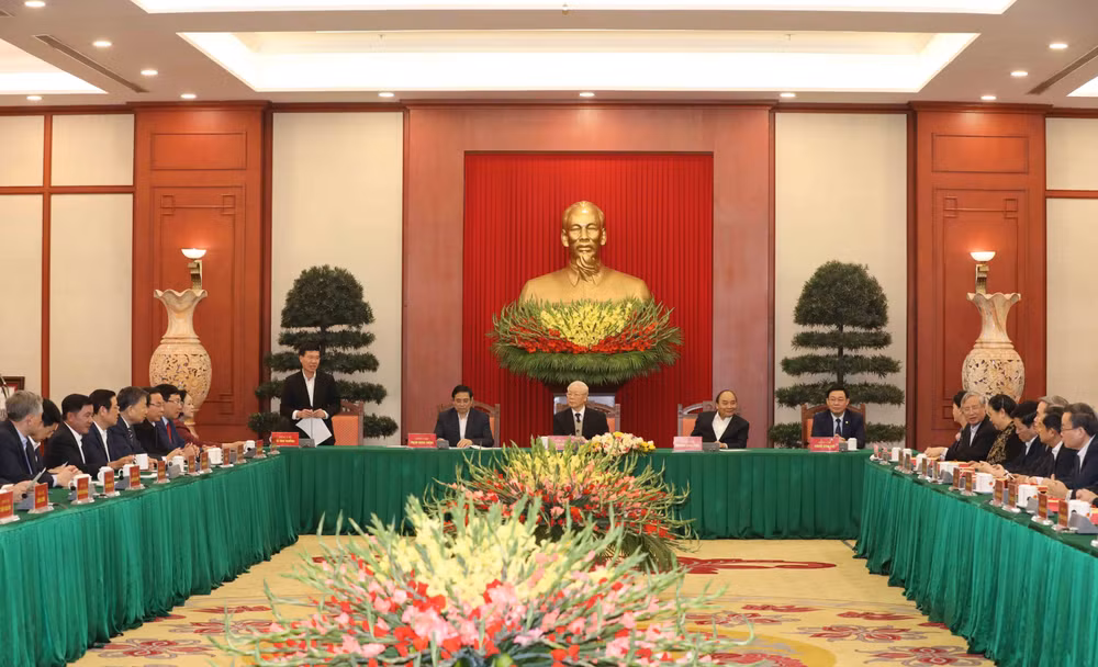 越共中央政治局与越共第十二届原中央政治局委员、书记处书记和中央委员举行见面会 ảnh 1 越共中央政治局与越共第十二届原中央政治局委员、书记处书记和中央委员举行见面会 ảnh 1