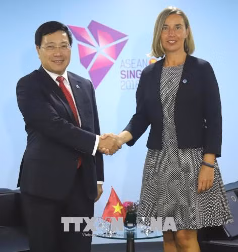 第51届东盟外长会议:政府副总理兼外长范平明建议欧盟早日取消对越南的“黄牌”警告 ảnh 1 第51届东盟外长会议:政府副总理兼外长范平明建议欧盟早日取消对越南的“黄牌”警告 ảnh 1