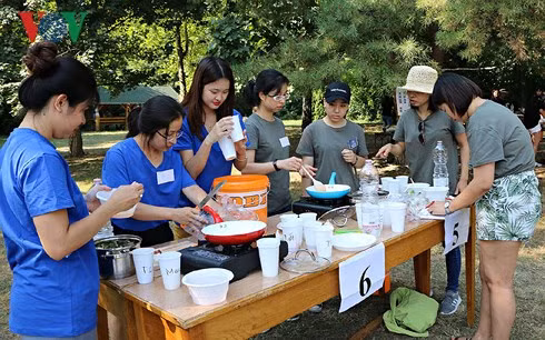 2018年泛欧越南青年大学生夏令营开营 ảnh 2