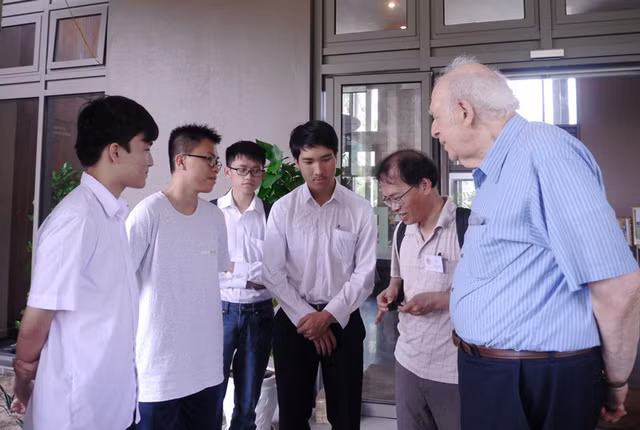 2018年“相约越南”活动：诺贝尔物理学奖获奖教授与越南学生亲切交流和互动 ảnh 1