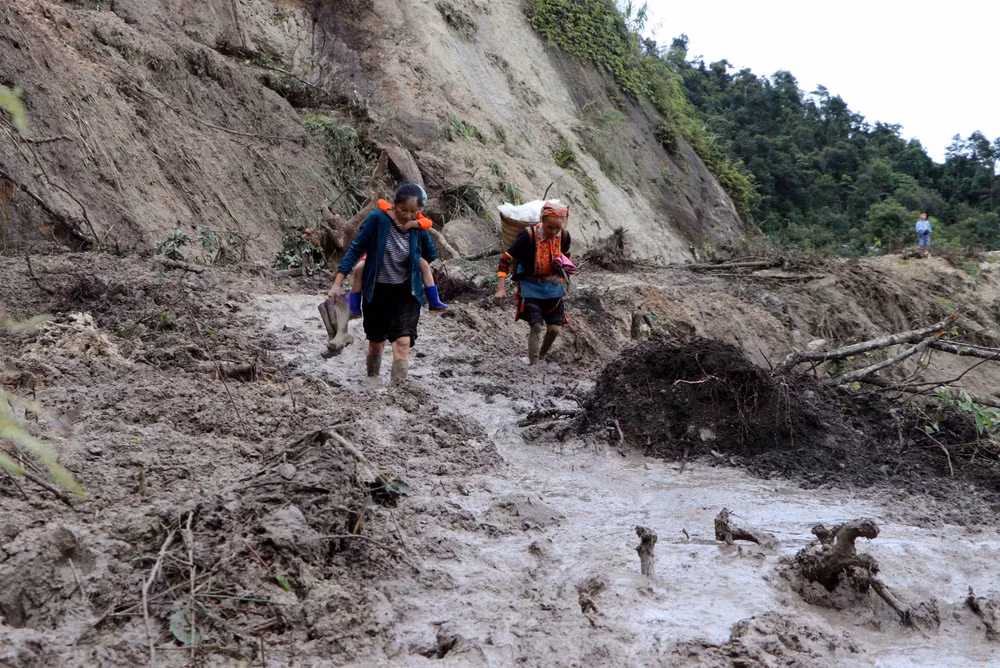 莱州省封土县因遭连日暴雨发生严重山体滑坡使6人死亡 ảnh 2