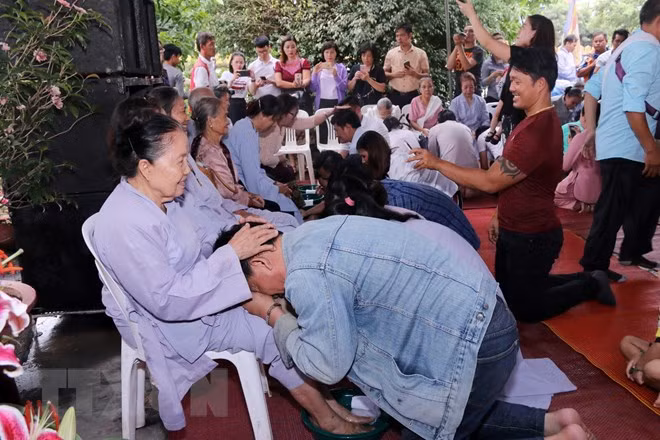 旅外越南侨胞纷纷举行盂兰节超度法会 ảnh 1
