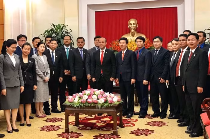 越共中央宣教部部长武文赏会见柬埔寨青年联合会高级代表团 ảnh 2