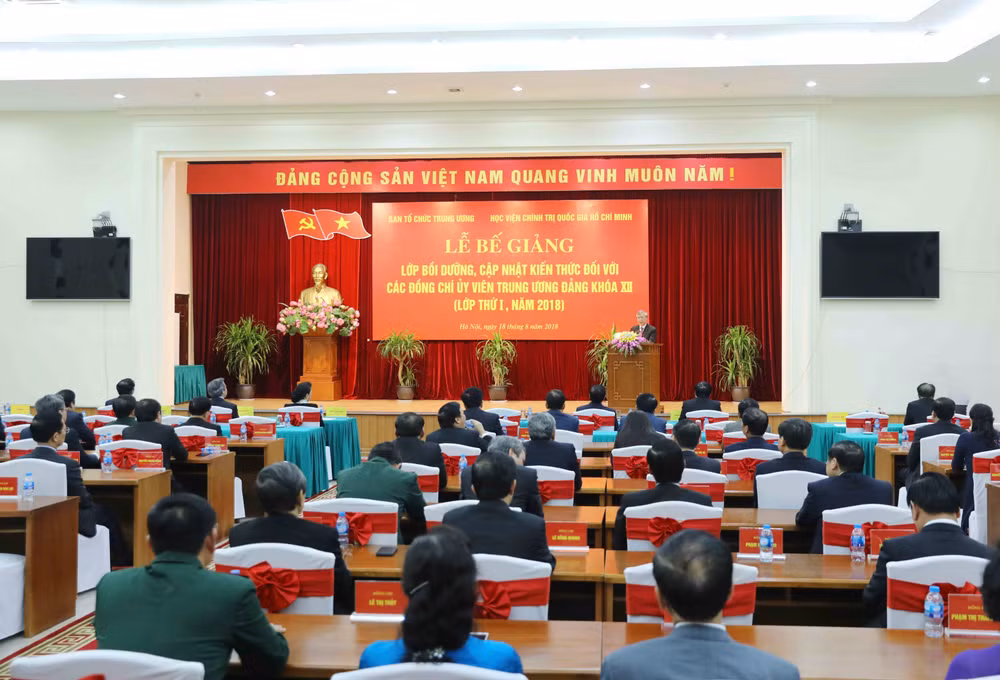 党政建设：越共第十二届中央委员知识更新培训班圆满结束 ảnh 1