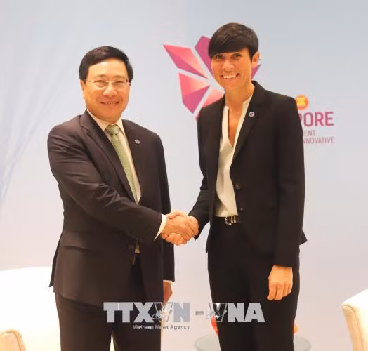 第51届东盟外长会议： 范平明分别会见柬埔寨和挪威外交大臣 ảnh 2