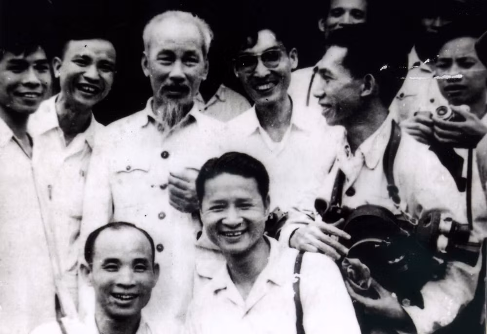 “胡志明主席-越南民族解放英雄、杰出文化家”图片资料展在金瓯省举行 ảnh 1
