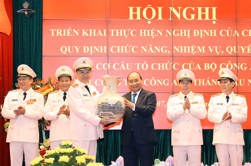 政府总理阮春福：集中建设德才兼备的人民公安队伍 ảnh 1