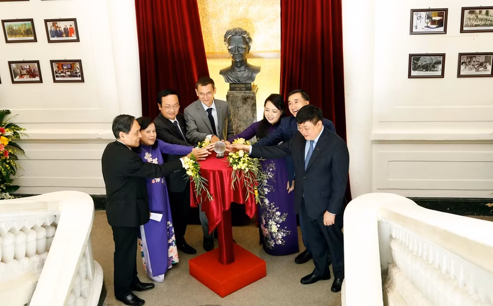 越南中央K医院的玛丽亚·居里塑像正式竣工 ảnh 2 越南中央K医院的玛丽亚·居里塑像正式竣工 ảnh 2