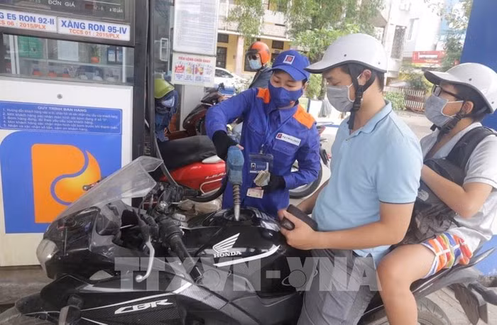 越南E5RON92汽油价格28日15时起略有上涨 ảnh 1