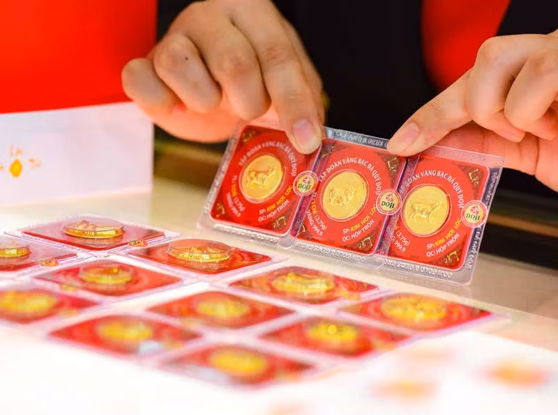 越南国内黄金价格在连续上涨多日后出现下跌 ảnh 1