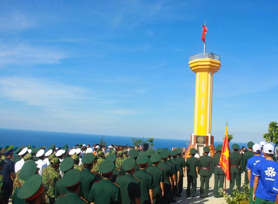 逾3500人参加在广义省李山岛泰来山上举行的升旗仪式 ảnh 2