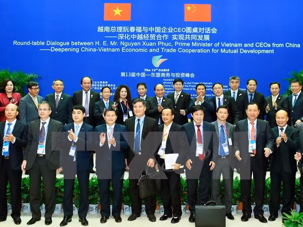 越南政府总理阮春福与中国企业CEO圆桌对话会在中国南宁市举行 ảnh 1