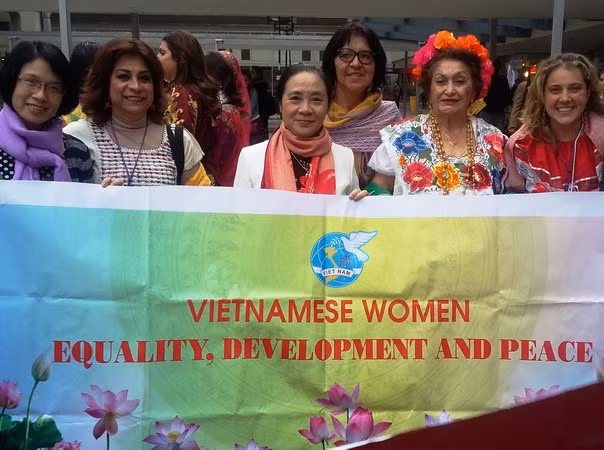 越南代表团出席国际民主妇女联合会第16届代表大会 ảnh 1 越南代表团出席国际民主妇女联合会第16届代表大会 ảnh 1