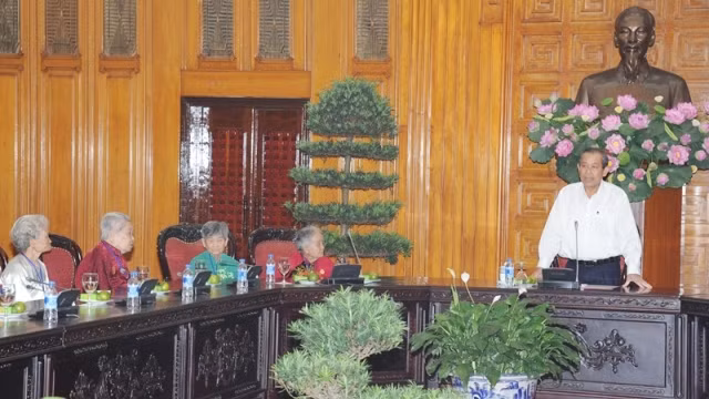 越南国会副主席杜伯巳会见太平省老战士协会代表团 ảnh 2
