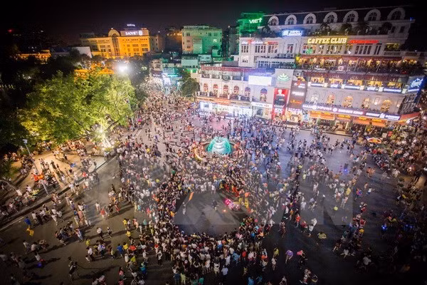 俄罗斯杂技亮相河内步行街区 ảnh 1