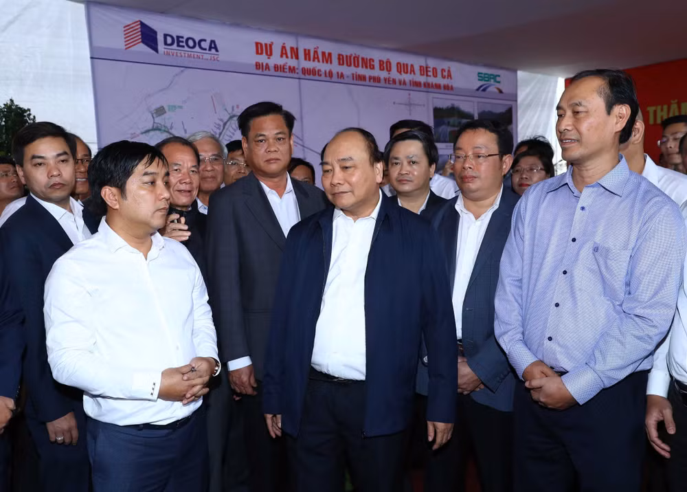 越南政府总理阮春福视察大山口公路隧道 走访慰问富安省受灾群众 ảnh 2 越南政府总理阮春福视察大山口公路隧道 走访慰问富安省受灾群众 ảnh 2