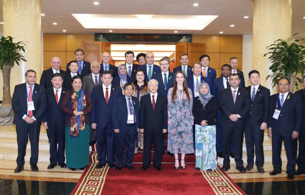 越共中央总书记阮富仲会见出席APPF-26的各国议会代表团团长 ảnh 1 越共中央总书记阮富仲会见出席APPF-26的各国议会代表团团长 ảnh 1