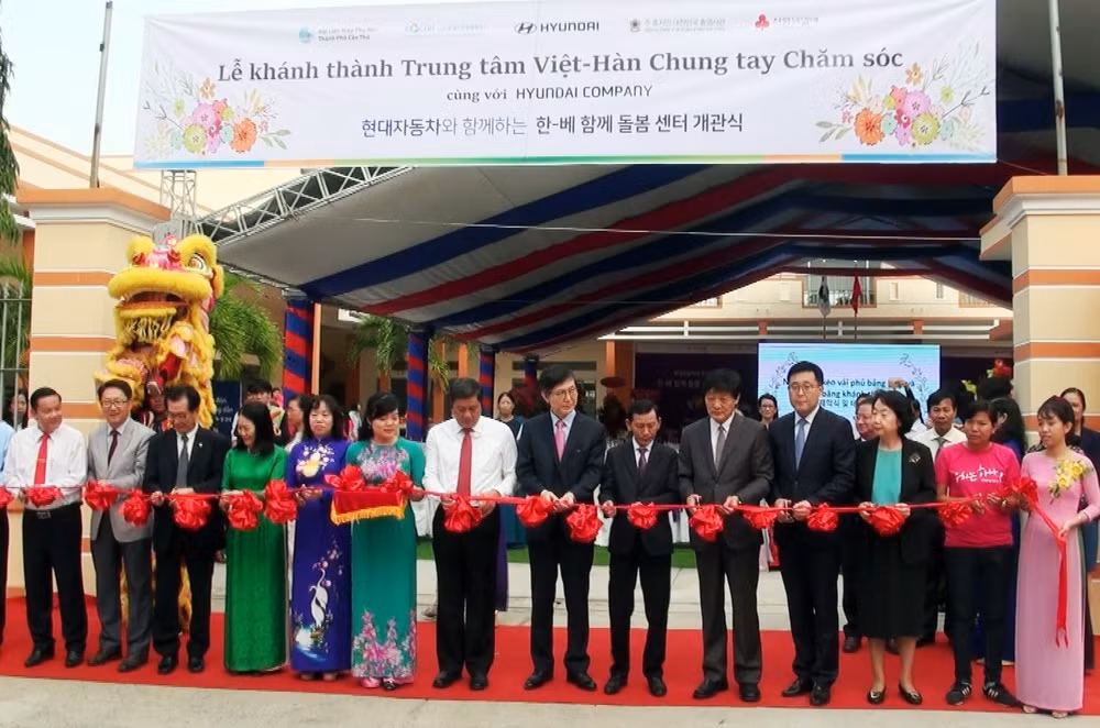 越韩携手爱心中心在芹苴市投入运营 ảnh 2