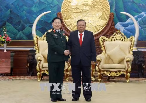老挝人民革命党中央总书记、国家主席本扬会见越南高级军事代表团 ảnh 1 老挝人民革命党中央总书记、国家主席本扬会见越南高级军事代表团 ảnh 1