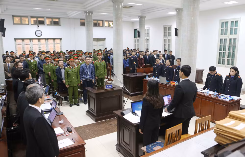 郑春青及其同案犯案件：22名被告人出庭受审 ảnh 1