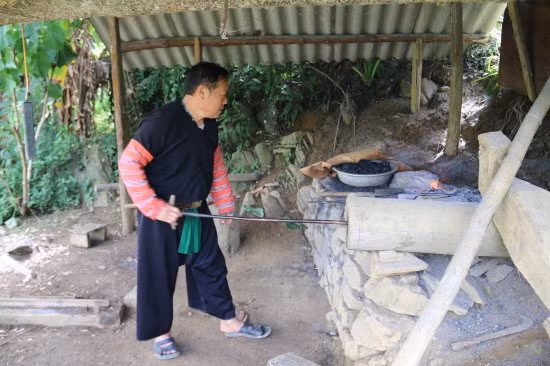 赫蒙族打铁业的秘诀 ảnh 1