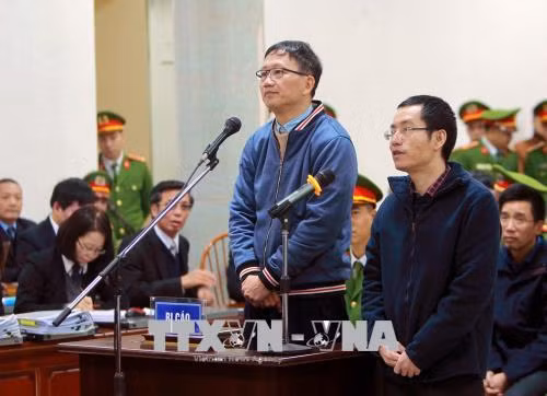 郑春青及其同案犯案件一审：郑春青否认贪污罪行 丁罗升承认犯有错误 ảnh 1
