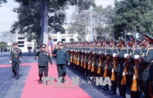 老挝人民革命党中央总书记、国家主席本扬会见越南高级军事代表团 ảnh 2 老挝人民革命党中央总书记、国家主席本扬会见越南高级军事代表团 ảnh 2