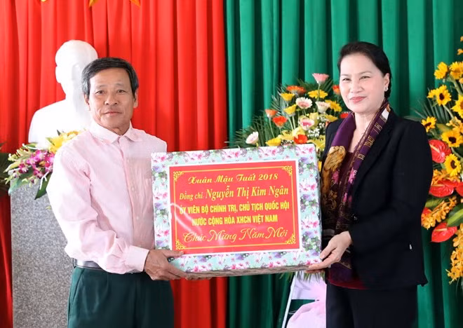 越南国会主席阮氏金银走访慰问河静省优抚对象 ảnh 1 越南国会主席阮氏金银走访慰问河静省优抚对象 ảnh 1