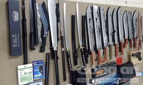 越南特警在胡志明市郊区查获一大型武器库 ảnh 1 越南特警在胡志明市郊区查获一大型武器库 ảnh 1