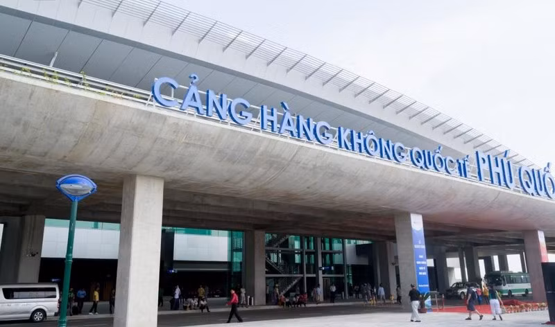坚江省富国机场旅客接待量超过设计承载能力 ảnh 1