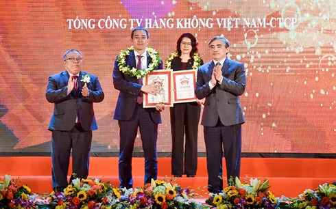 越航跻身2017越南企业前十强 ảnh 1