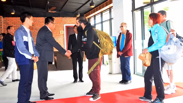 电影《金刚:骷髅岛》导演重返下龙湾考察 为多个影片项目提供资料 ảnh 1 电影《金刚:骷髅岛》导演重返下龙湾考察 为多个影片项目提供资料 ảnh 1