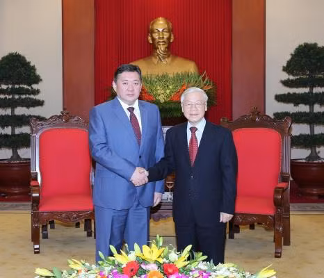 越共中央总书记阮富仲会见蒙古国家大呼拉尔主席 ảnh 1
