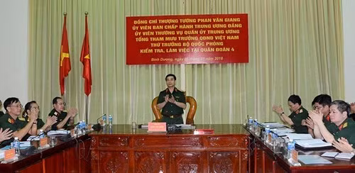 潘文江上将视察第四军团 ảnh 1