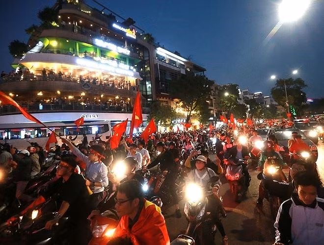 越南U23晋级决赛 哨声一响举国同庆 ảnh 1