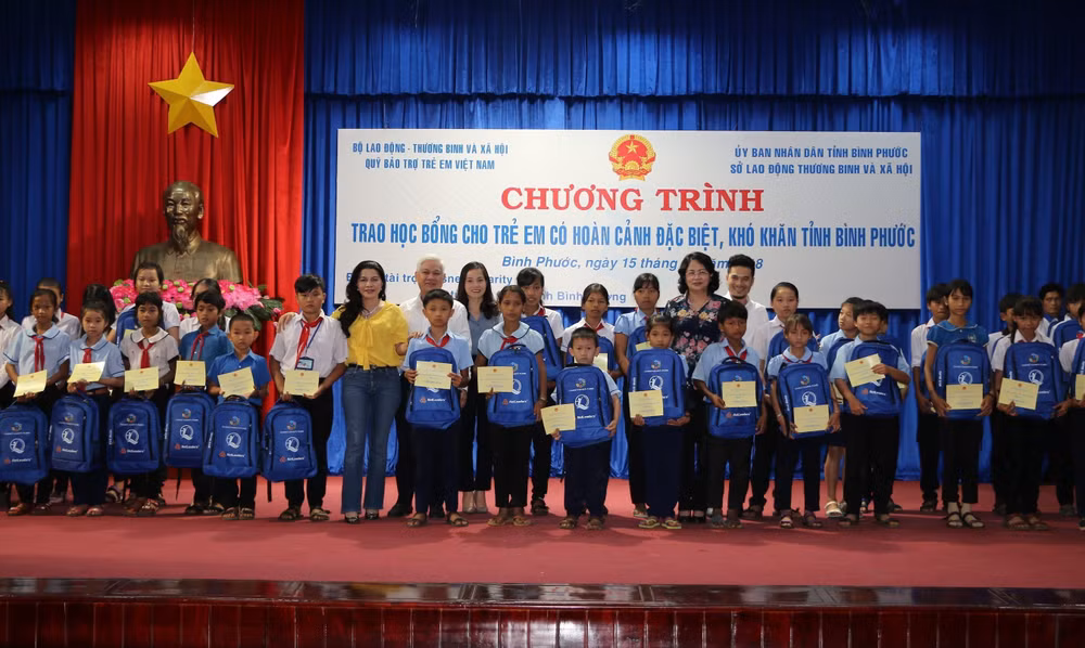 国家副主席邓氏玉盛走访慰问平福省贫困优抚家庭 ảnh 2