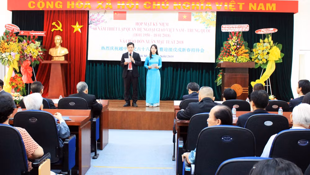 庆祝越中建交68周年见面会在胡志明市举行 ảnh 1 庆祝越中建交68周年见面会在胡志明市举行 ảnh 1