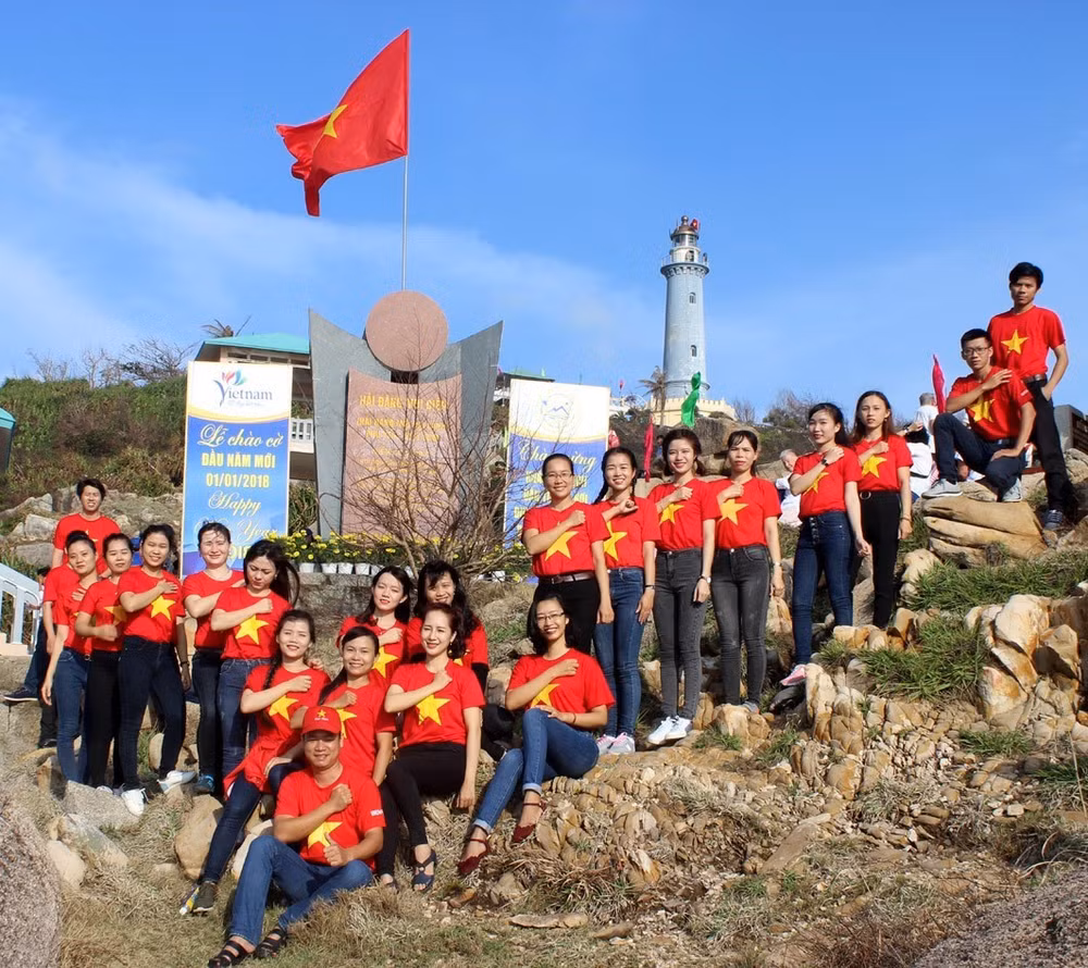 2018新年升旗仪式在越南陆地最东端举行 ảnh 1