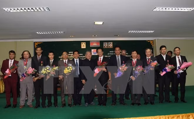 越柬建交50周年:柬埔寨政府向越南外交与新闻干部授予友好合作勋章 ảnh 1 越柬建交50周年:柬埔寨政府向越南外交与新闻干部授予友好合作勋章 ảnh 1