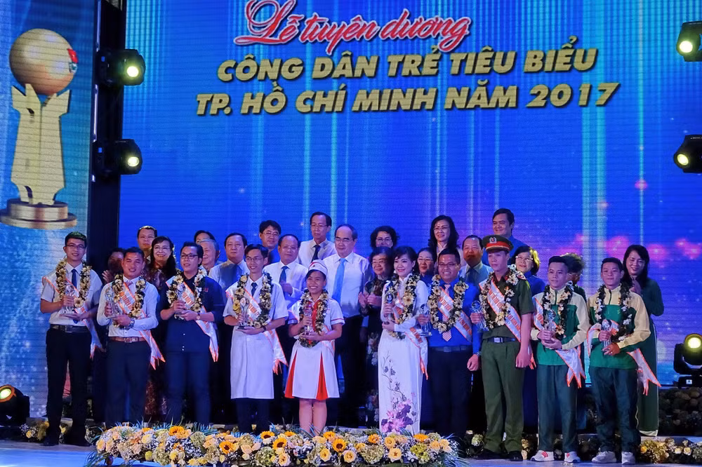胡志明市10名模范年轻公民受表彰 ảnh 2