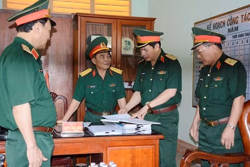 潘文江上将视察第四军团 ảnh 2