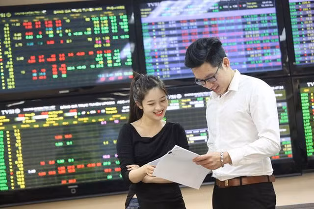 政策利率连续下调4个月后越南股市大有起色 ảnh 2