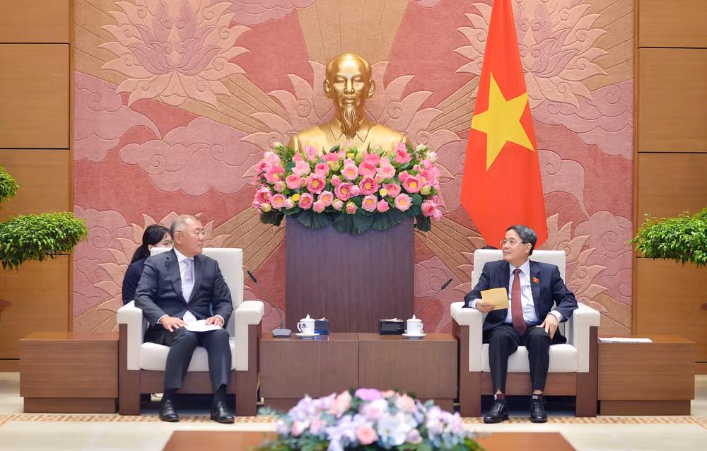 越南国会副主席阮德海会见现代汽车执行董事长郑义宣 ảnh 1