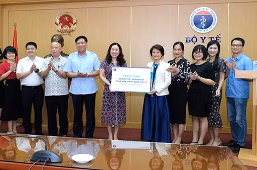 新冠肺炎疫情：越南卫生部接受5万套病毒检测试剂盒 ảnh 1