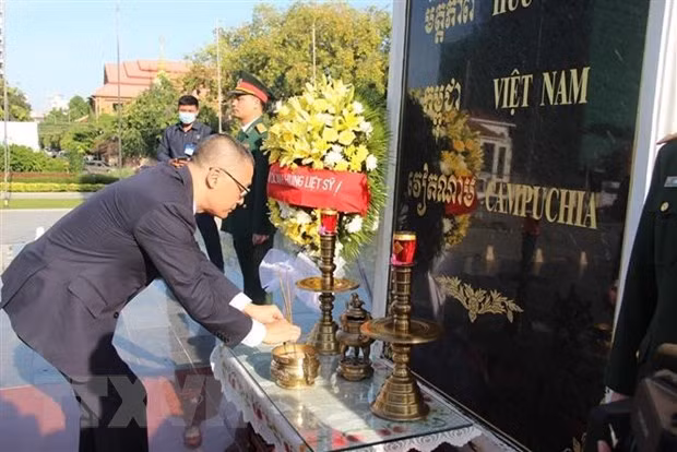 越南国庆75周年:越南驻柬埔寨大使馆代表团前往越柬友谊纪念碑敬献花圈 ảnh 2 越南国庆75周年:越南驻柬埔寨大使馆代表团前往越柬友谊纪念碑敬献花圈 ảnh 2
