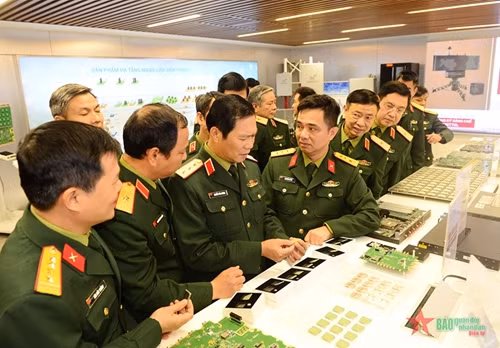 阮新疆上将：Viettel应着眼于研发各种高科技武器 ảnh 2