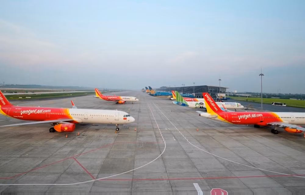 越南各家航空公司将飞往中国的航班开放时间推迟到2023年4月底 ảnh 1