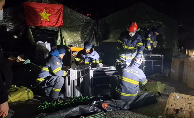 越南公安部救援队开始在赴土耳其进行灾后救援工作 ảnh 1
